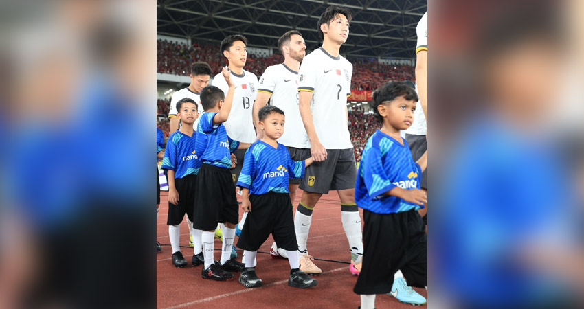 Adeen yang merupakan Player Escort bersama pemain Timnas China, pada laga Indonesia vs China, di GBK Jakarta, baru-baru ini. (foto : timnas Indonesia)