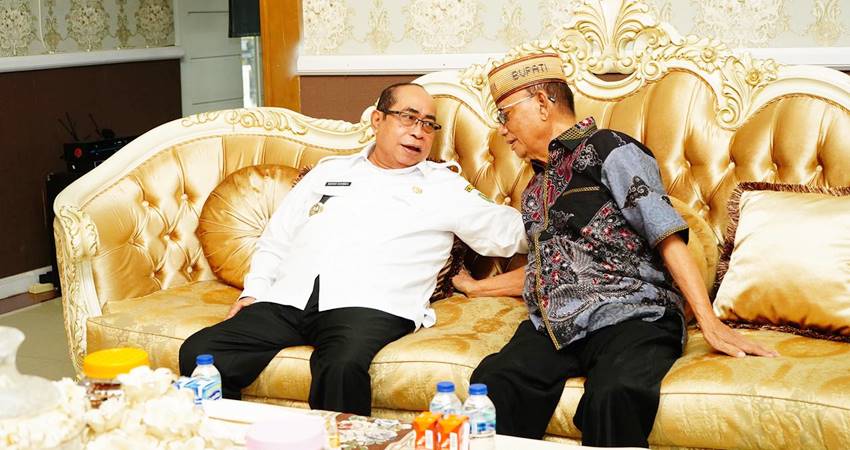 Wali Kota Gorontalo, Adhan Dambea dan Bupati Bone Bolango, Ismet Mile saat bertemu di rujab wali kota, Rabu (25/6). (Foto: Pindotz/istimewa)