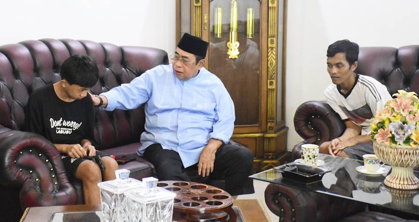 PEDULI - Wali Kota Gorontalo, Adhan Dambea, saat menerima dua anak yang berprofesi sebagai badut di rumah pribadinya, Ahad (1/6). (foto : istimewa)