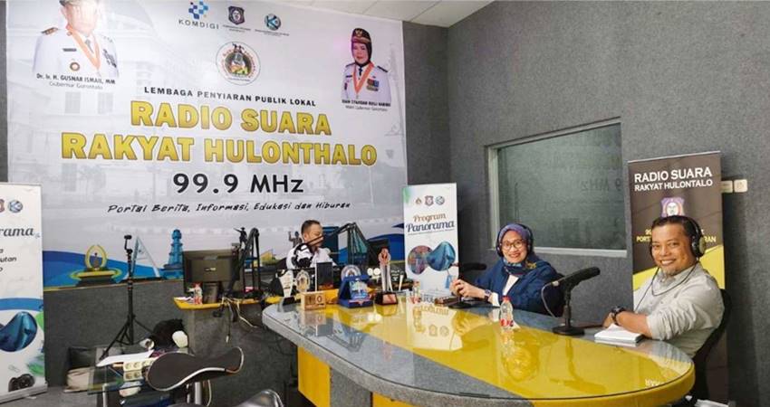 Akademisi UNG saat melakukan dialog di Radio Suara Rakyat Hulontalo, (F. Humas UNG)