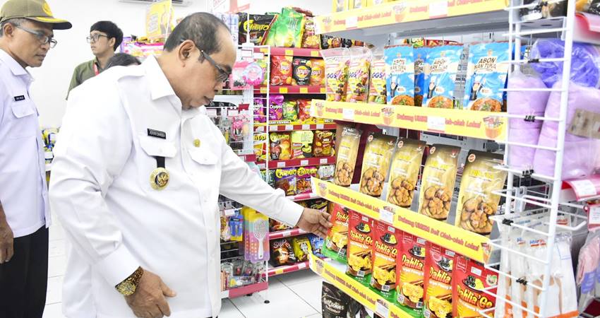 Wali Kota Gorontalo, Adhan Dambea ketika melakukan sidak di salah satu gerai Alfamart, Rabu (25/6/2025). (Foto: Prokopim)