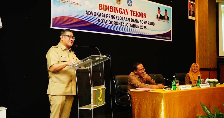 Wakil Wali Kota Gorontalo, Indra Gobel ketika membuka Bimtek advokasi pengelolaan dana BOSP PAUD Tahun 2025 yang digelar di Hotel Grand Q, Selasa (24/6/2025). (Foto: Prokopim)