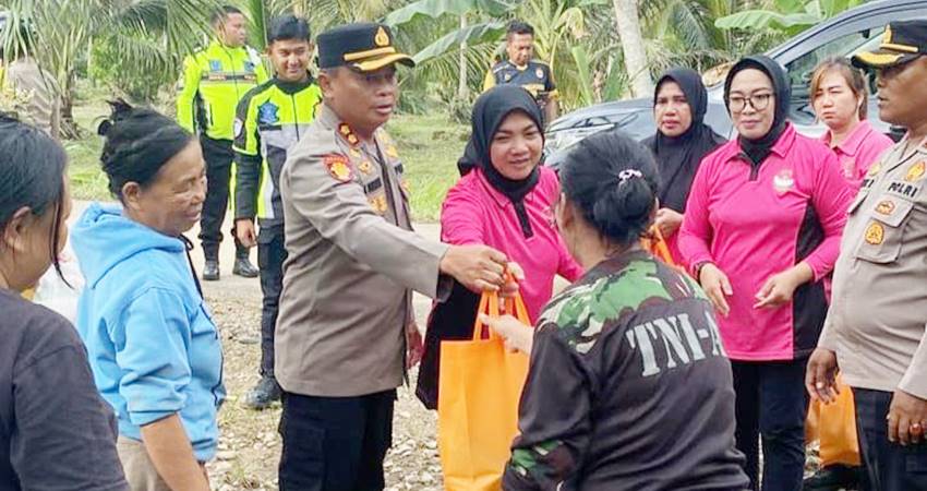 Kapolres Pohuwato, AKBP H. Busroni,S.I.K,M.H didampingi Ketua Bhayangkari dan para PJU Polres Pohuwato, menyalurkan bantuan Sembako kepada masyarakat yang terdampak bencana banjir bandang.