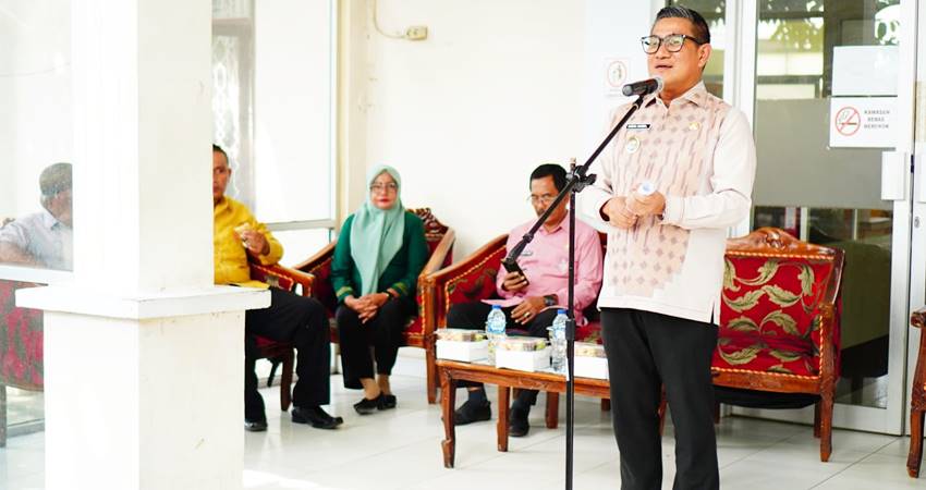 Wakil Wali Kota Gorontalo, Indra Gobel ketika memberikan sambutan pada kegiatan penyerahan bantuan bantuan sarana usaha kepada nelayan, peternak, pelaku UMKM perikanan, dan bantuan olahan ikan kepada 100 keluarga berisiko stunting, pekan kemarin. (Foto: Prokopim)