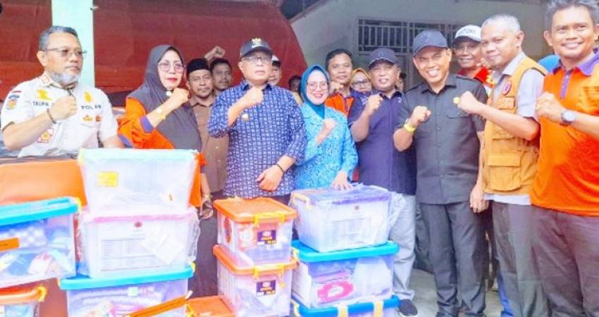 BANTUAN. Bupati Gorontalo Sofyan Puhi didmapingi Ketua TP PKK Maryam Puhi Pago bersama Ketua DPRD Kabupaten Gorontalo Zulfikar Usira dan lainnya saat menyerahkan bantuan