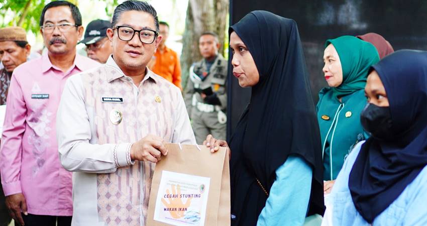 Wakil Wali Kota Gorontalo, Indra Gobel ketika menyerahkan bantuan olahan ikan kepada salah satu penerima manfaat, Kamis (19/6/2025). (Foto: Prokopim)