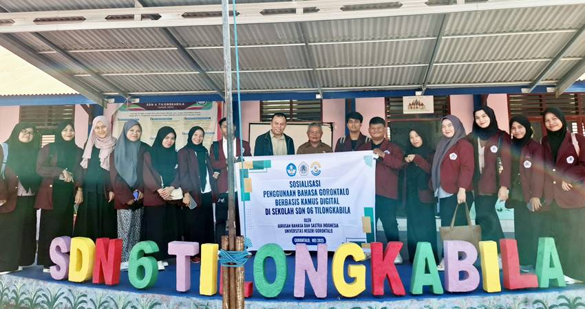 Foto bersama dosen pembimbing, Yunus dama dengan Kepala Sekolah Iskandar Saleh serta Mahasiswa jurusan bahasa dan sastra Indonesia. (F. Julianti Pobela/MG Gorontalo Post)