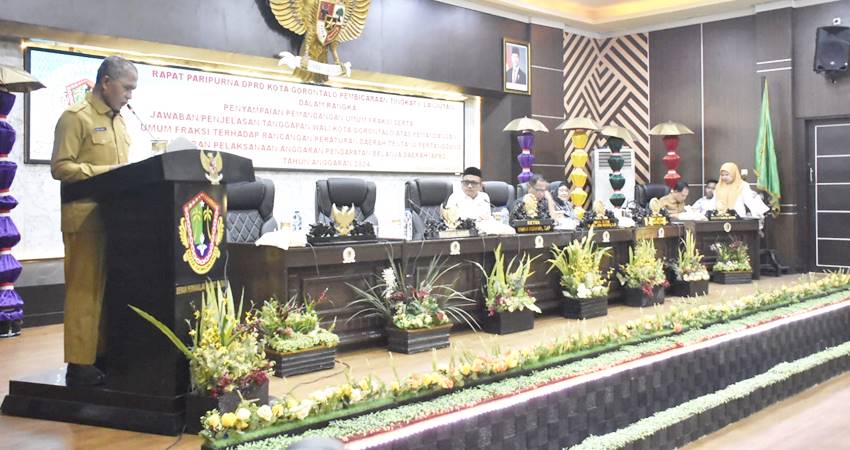 Sekda Kota Gorontalo, Ismail Madjid pada sidang paripurna tingkat I DPRD Kota Gorontalo terhadap Ranperda tentang pertanggungjawaban pelaksanaan APBD 2024, Senin (23/6/2025). (Foto: Prokopim)