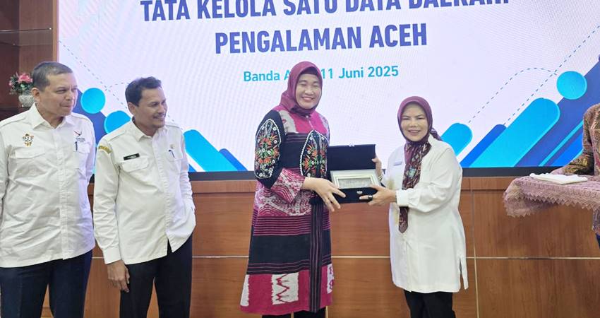 Kepala Bidang Pengelolaan Data dan Informasi Kemendagri Yeni Indah Susanti mewakili tim SKALA saat menyerahkan cinderamata kepada Wagub Gorontalo Idah Syahidah Rusli Habibie, pada kegiatan Pembelajaran Lintas Provinsi untuk Penguatan Satu Data Daerah di Provinsi Aceh. (foto : dok / diskominfotik)