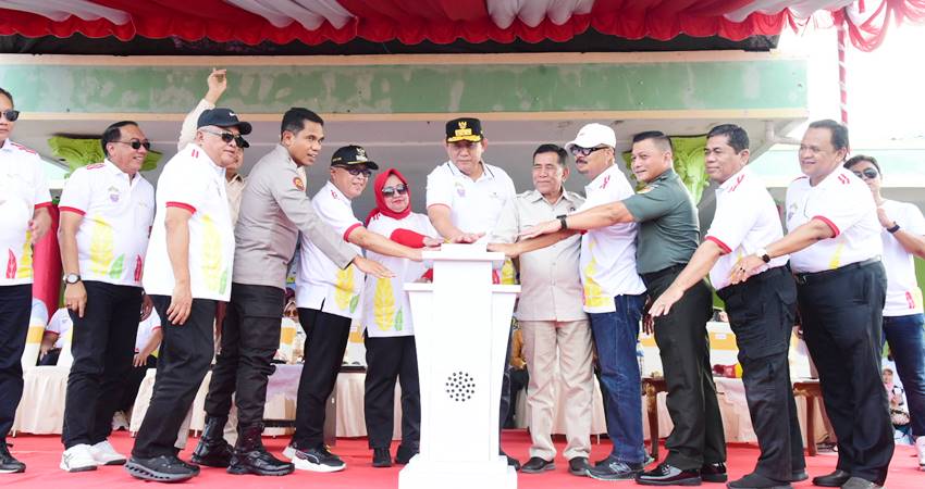 MENUJU PENAS- Penekanan tombol sirene pada Kick-Off Road to PENAS di GOR David-Toni, Limboto, Kabupaten Gorontalo, pekan lalu. (Foto : Mila/diskominfotik)