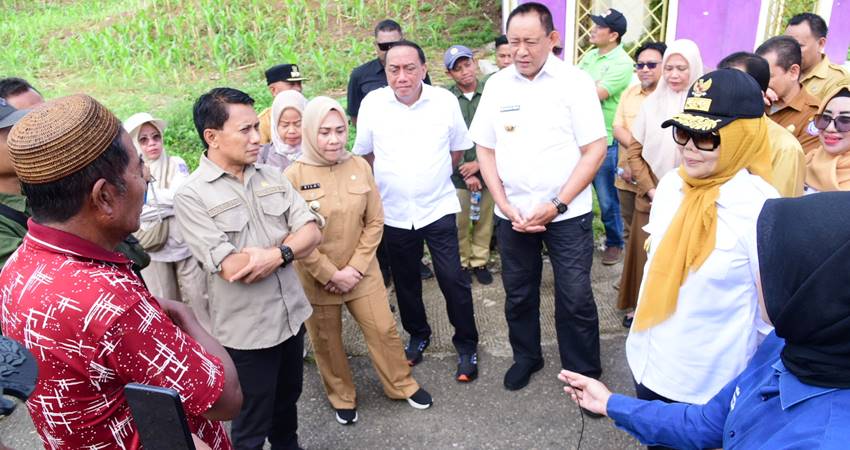Gubernur Gorontalo Gusnar Ismail bersama Wakil Gubernur Idah Syahidah Rusli Habibie berdialog dengan warga saat kunjungan kerja ke wilayah perbatasan Gorontalo dan Sulawesi Tengah, di Kabupaten Gorontalo Utara, Selasa (3/6). (Foto : Mila / diskominfotik)