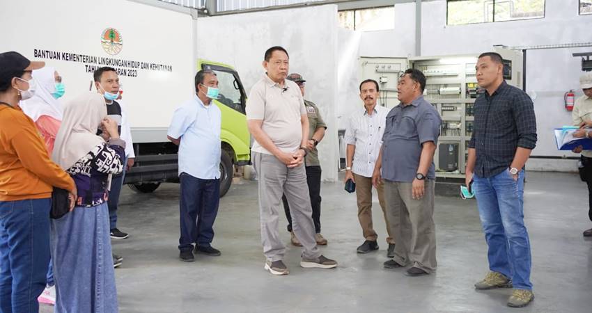 Gubernur Gorontalo, Gusnar Ismail, saat meninjau lokasi fasilitas pengolahan limbah Bahan Berbahaya dan Beracun (B3) yang berada di Talumelito, Kecamatan Telaga Biru, Kabupaten Gorontalo, Senin (9/6/2026). (Foto : Valen)