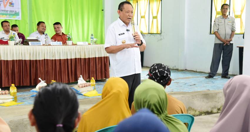 Gubernur Gorontalo Gusnar Ismail saat memberikan sambutan pada bakti sosial penyaluran BLP3G di Kecamatan Limboto Barat, Rabu (18/6/2025). (Foto : Mila)
