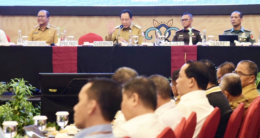 Gubernur Gorontalo Gusnar Ismail saat memimpin rapat koordinasi dan evaluasi (RAKOREV) penyerapan anggaran APBD Dan APBN Triwulan I TA. 2025, Senin (23/6). (foto : Mila/diskominfotik)