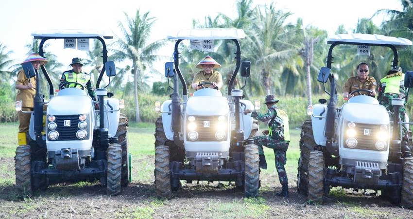 Gubernur Gorontalo Gusnar Ismail (tengah) saat mencoba traktor roda empat yang diserahkan kepada petani di Kabupaten Pohuwato, Selasa (25/6). (foto : dok/gorontaloprov)