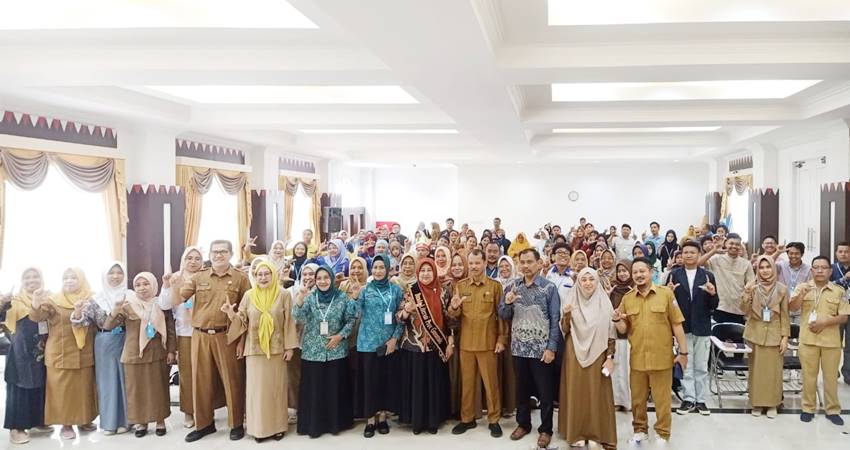 Foto bersama antara Kepala Dinas Arpus Provinsi Gorontalo, Ridwan Hemeto, Bunda Literasi Gorontalo, Nani Ismail Mokodongan dengan seluruh peserta lokakarya literasi digital, Selasa (3/6/2025). (Foto: Fitra Usman/mg/Gorontalo Post)