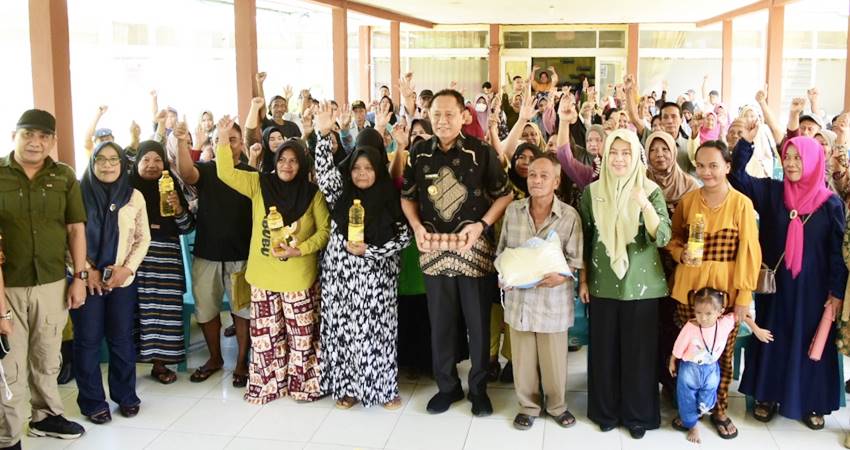 WARGA KOTA GEMBIRA - Penyerahan Bantuan Langsung Pangan Pemerintah Provinsi Gorontalo (BLP3G) di Kecamatan Kota Timur, Kota Gorontalo, Jumat (20/6). (Foto : Mila/diskominfotik)