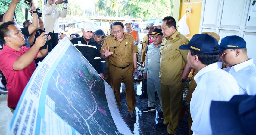 SWASEMBADA PANGAN - Gubernur Gorontalo Gusnar Ismail saat peninjauan Bendungan Randangan, Kabupaten Pohuwato, Selasa (24/6). (Foto : Bahrian / diskominfotik)