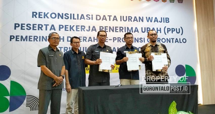 Penandatanganan kerjasama antara BPJS Kesehatan Cabang Gorontalo dengan pihak terkait dalam gelaran rekonsiliasi data iuran wajib peserta pekerja penerima upah pemerintah daerah Provinsi, Kabupaten/Kota. Rabu, (11/06) di Hotel Grand Q Kota Gorontalo(Foto Lidya/Gorontalo Post)