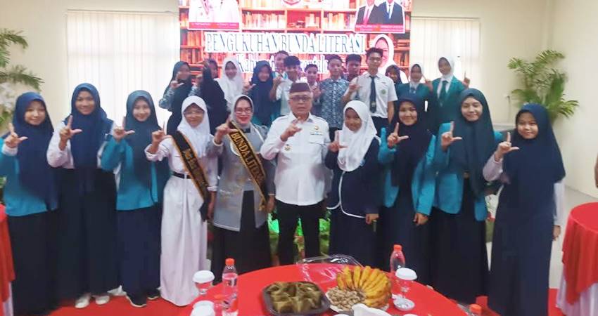 KUKUHKAN. Bupati Sofyan Puhi saat mengukuhkan bunda literasi Maryam Puhi Pago