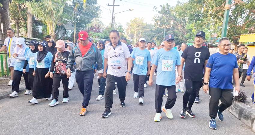 CFD. Gubernur Gorontalo Gusnar Ismail didampingi Wakil Gubernur Idah Syahidah, anggota DPR-RI Rachmat Gobel serta Bupati dan Wakil Bupati Gorontalo serta sejumlah tokoh penting dna juga masyarakat saat melaksanakan CFD.