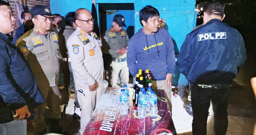 Razia yang dilaksanakan Satpol PP di salah cafe yang ada di kompleks Terminal Andalas, Rabu (11/6/2025) malam. (Foto: Kominfo)