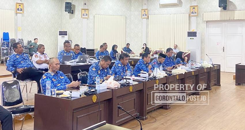 Rapat evaluasi PAS semester I yang dilakukan Komisi II Dekot bersama dengan Pemkot, Senin (2/6/2025) (F. Diyanti/Gorontalo Post)