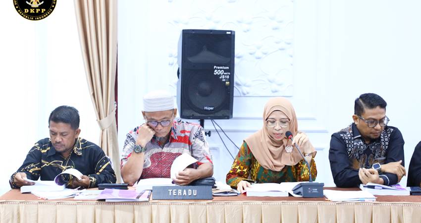 DITUTUP - Ketua dan anggota Bawaslu Provinsi Gorontalo yang menjadi teradu dalam sidang DKPP yang berlangsung di Kantor KPU Kota Gorontalo, pekan lalu. (foto : dok /dkpp)