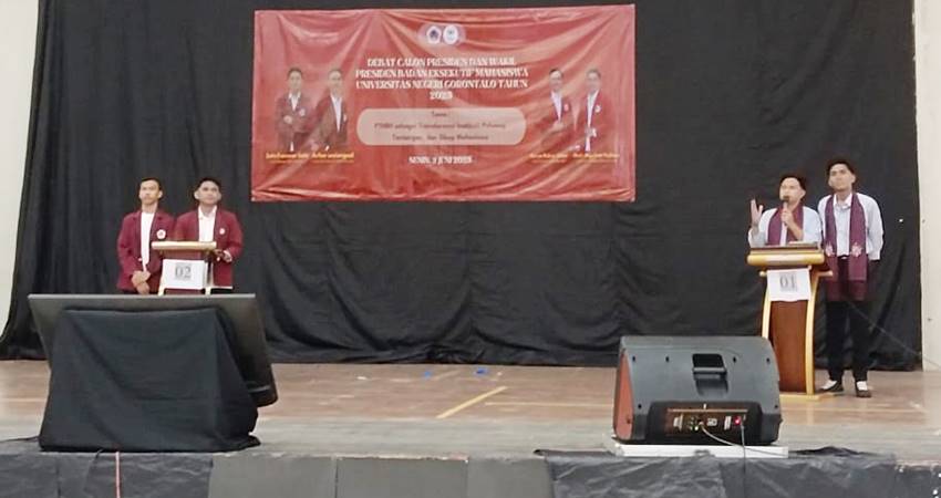 Kedua Paslon Presiden BEM UNG saat beradu argumentasi, Senin (2/6/2025) (F. Saras/Magang Gorontalo Post)