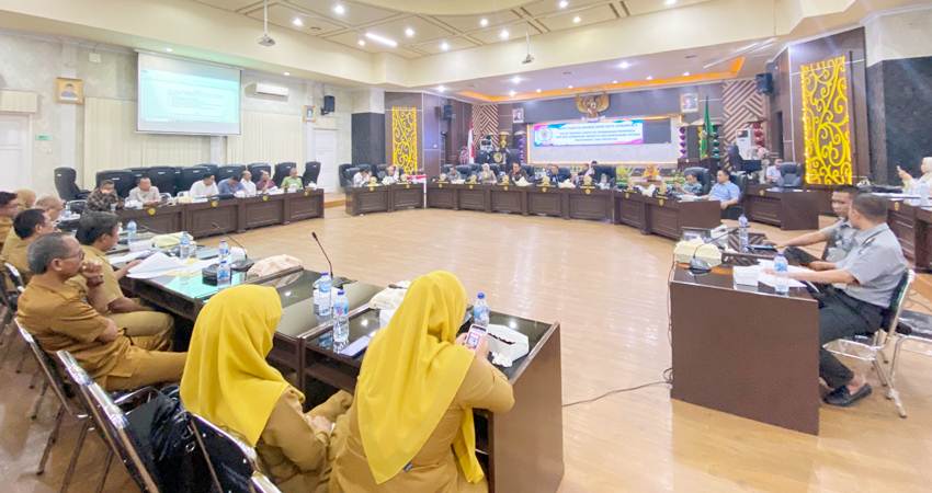 Rapat pembahasan Ranperda pemberian insentif kepada Masyarakat atau Investor yang dilaksanakan di Aula I Dekot, Selasa (10/6/2025). (F. Diyanti Gorontalo Post)