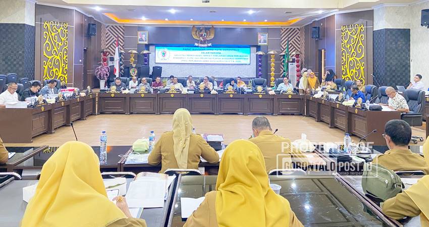Rapat pembahasan KUPA-PPAS Perubahan APBD 2025 yang berlangsung di Aula I DPRD Kota Gorontalo, Senin (16/6/2025). (F. Diyanti/Gorontalo Post)