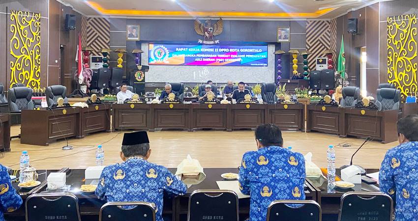 Rapat Komisi II Dekot bersama OPD dalam membahas PAD Kota Gorontalo, Senin (2/6/2025) (F. Diyanti/Gorontalo Post)