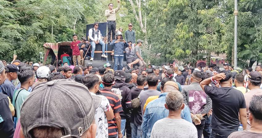 Bupati Ismet Mile, dan wakil Bupati Risman Tolingguhu bersama massa penambang saat selesai menandatangani surat di kantor Bupati Bone Bolango. (F. Saraswati Usman/ Magang Gorontalo Post)