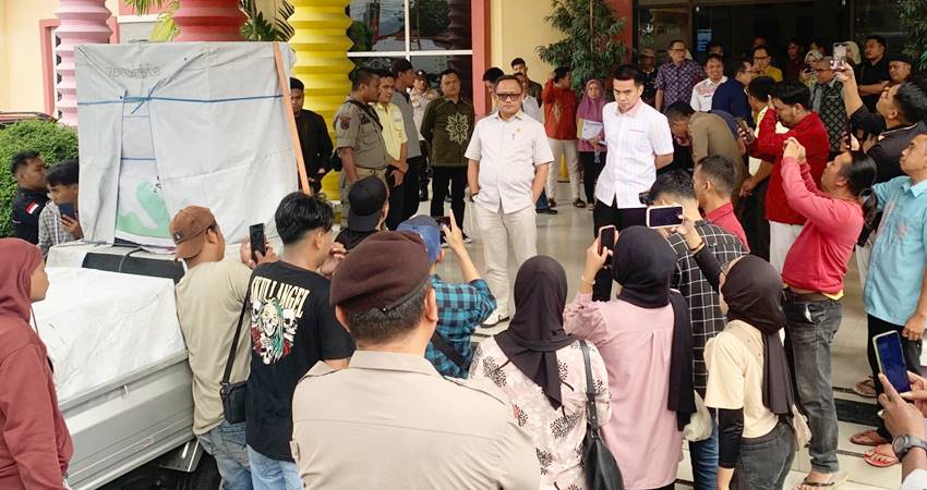 Aliansi Pemuda Peduli Masyarakat Kota Gorontalo saat demo di depan kantor DPRD Kota Gorontalo, Kamis (12/6/2025) (F. Diyanti/Gorontalo Post)