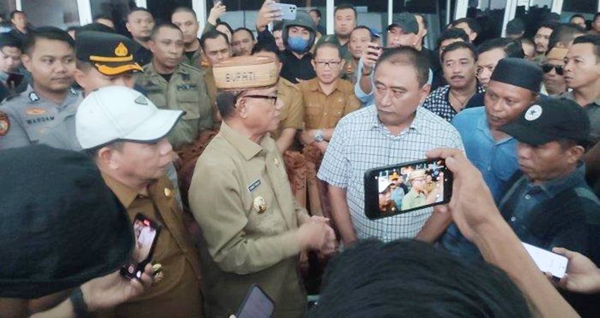 Ketua Komisi II Deprov Gorontalo mendengarkan aspirasi para penambang dari Bone Bolango yang berunjuk rasa dan didampingi Bupati dan Wakil Bupati Bone Bolango, kemarin (3/6).