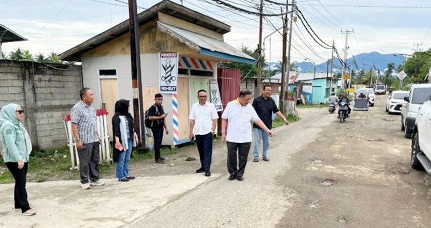 Komisi III Deprov Gorontalo saat meninjau ruas jalan Botupingge, Kabupaten Bone Bolango, kemarin (4/6).