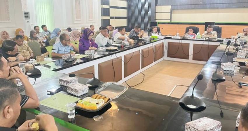 Tim reses dapil III dan IV Deprov Gorontalo bertemu dengan Bupati-Wakil Bupati Gorontalo, Sofyan Puhi di hari perdana reses, kemarin (23/6).