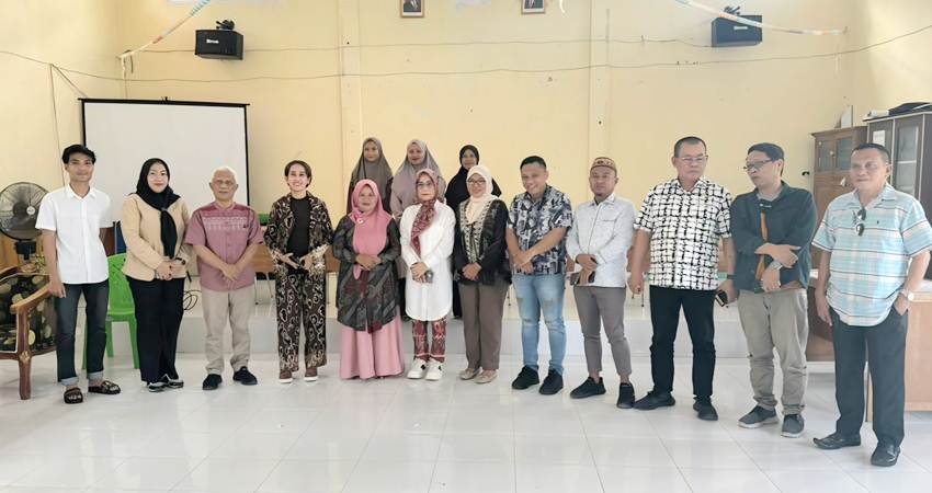 Foto bersama Komisi I Deprov Gorontalo saat berada di kantor desa Tolotio, Kecamatan Bone Pantai, Kabupaten Bone Bolango, Jumat (27/6).
