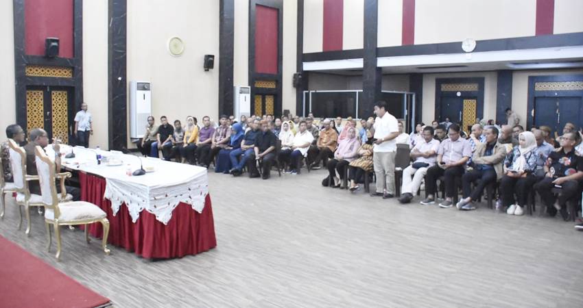 Wali Kota Gorontalo, Adhan Dambea didampingi Wakil Wali Kota Gorontalo, Indra Gobel dan Sekda Kota Gorontalo, Ismail Madjid tengah memimpin rapat bersama pimpinan OPD dalam rangka mengevaluasi program, Jumat (13/6/2025). (Foto: Prokopim)