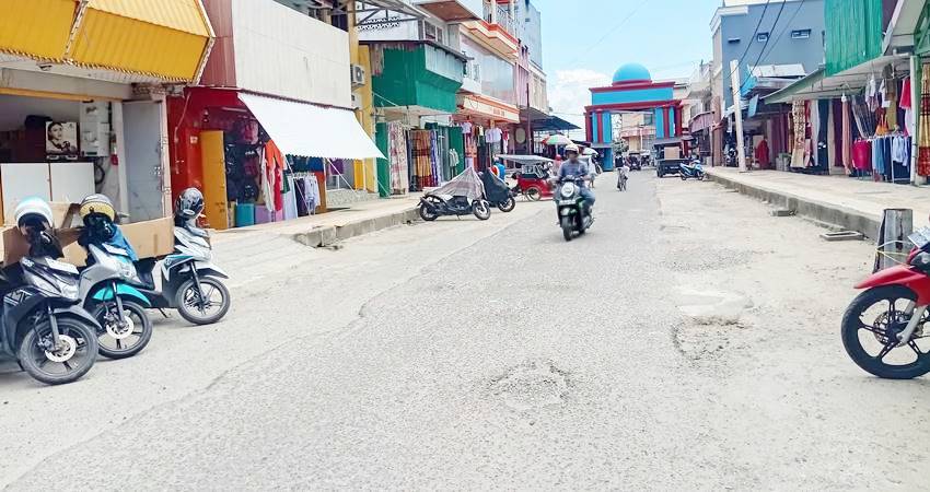 Kondisi jalan Jendral Suprapto rusak dan sangat memprihatinkan,sampai saat ini belum ada perbaikan bahkan proyeknya mangkrak. (Foto: dok/Gorontalo Post)