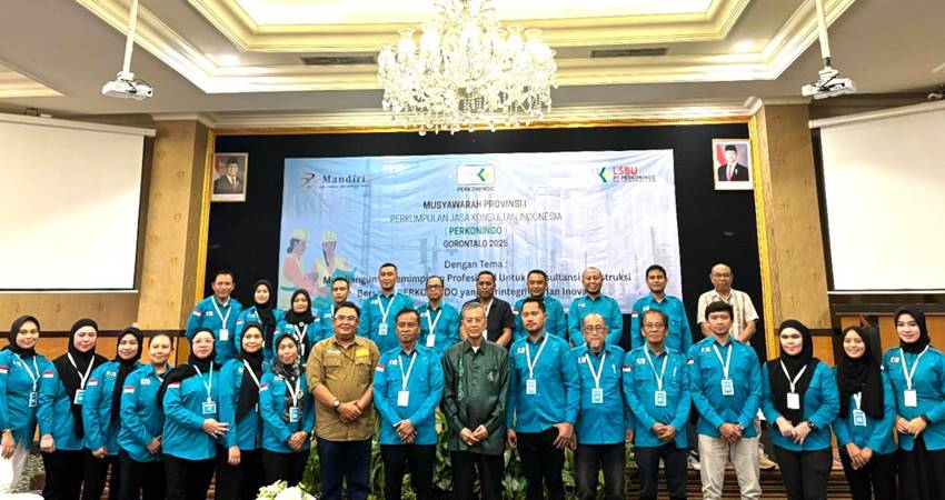 Foto bersama pengurus DPP Perkonindo Provinsi Gorontalo periode 2025-2030 dan Ketua DPN Perkonindo pusat Ir. Panguriseng di Grand Q Hotel, Selasa (17/6/2025). (Istimewa)