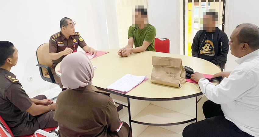 Tersangka rudapaksa, FN yang merupakan mantan ketua salah satu parpol di Gorontalo (jaket hitam), saat penyerahan tersangka dan barang bukti dari penyidik Polres Gorut ke Kejaksaan. (foto : istimewa)