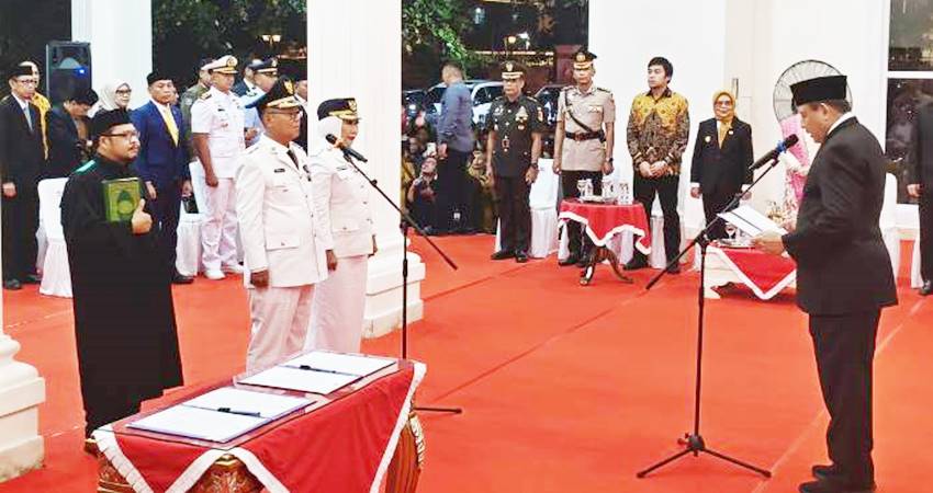 SEGERA TANCAP GAS - Gubernur Gorontalo Gusnar Ismail melantik Bupati dan Wakil Bupati Gorut, Thariq Modanggu - Nurdjanah Jusuf, di rumah dinas gubernur, Kamis (19/6) malam. (foto : istimewa)