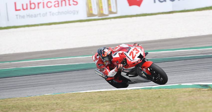 Pebalap Astra Honda saat melesat kencang di Sepang International Circuit. (foto : dok /AHM)