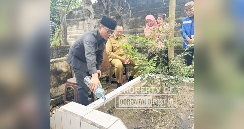 Menteri Desa dan Pembangunan Daerah Tertinggal (Mendes PDT) Yandri Susanto bersama Gubernur Gusnar Ismaol, saat ziarah makam pamannya di Kelurahan Hunggaluwa, Limboto, Selasa (17/6). (Foto : dok/ gorontalo post)