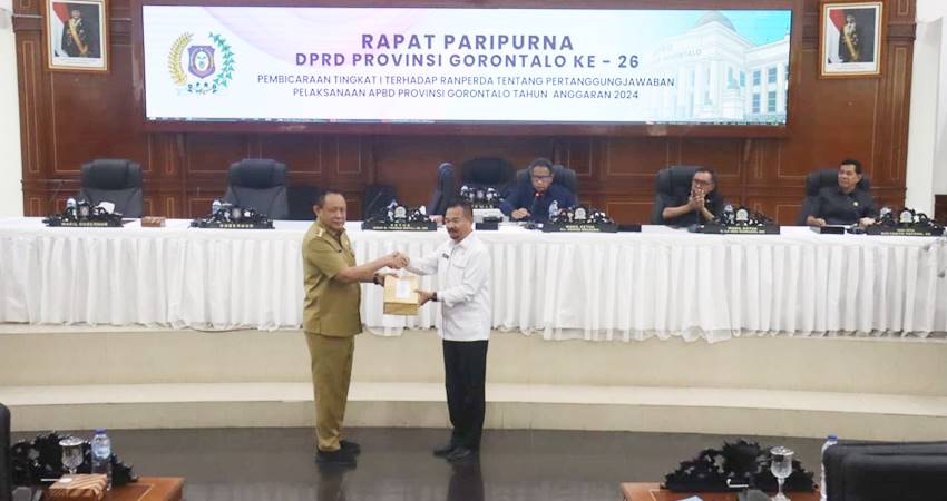 Gubernur Gorontalo Gusnar Ismail menyerahkan draft Ranperda pertanggungjawaban pelaksanaan APBD 2024 ke Ketua Deprov Thomas Mopili, kemarin.