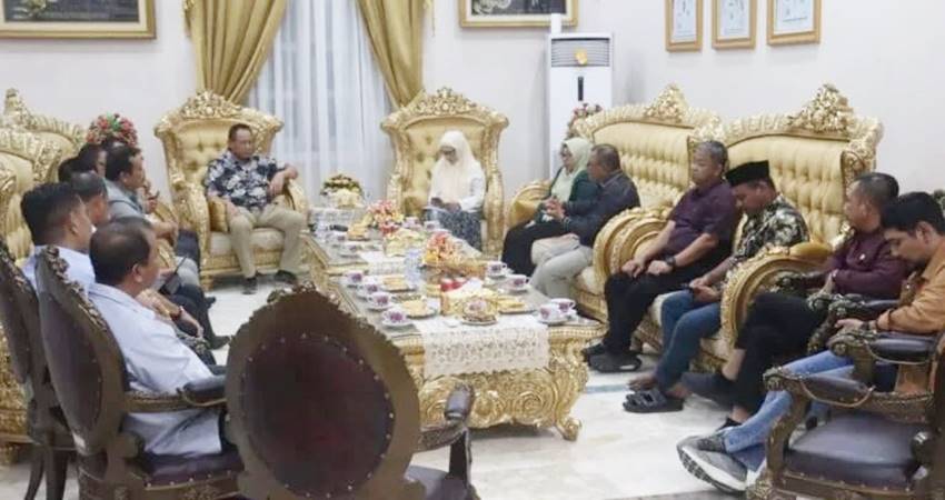 Pertemuan Pansus Tambang dengan Gubernur Gusnar Ismail di Rujab Gubernur, Senin (16/6).
