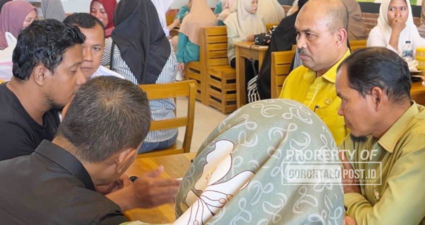 Kepala DPM PTSP Kota Gorontalo, Ridwan Akase ketika bertemu dengan manajer Mie Gacoan, Kamis (12/6/2025). (Foto: Aan/GORONTALO POST)