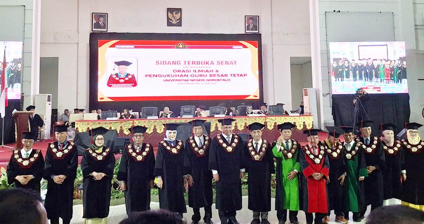 Foto bersama Rektor UNG bersama 11 Guru Besar dalam sidang terbuka senat dalam rangka orasi ilmiah dan pengukuhan guru besar tetap UNG, Selasa (24/06/2025). (F. Novita U. Hundolo/Magang Gorontalo Post).
