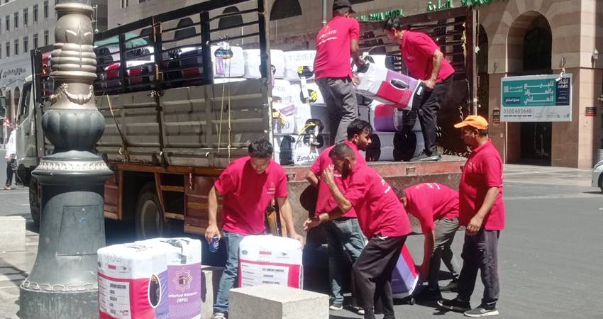 Pengangkutan koper bagasi jemaah haji Kloter 28 UPG oleh pihak embarkasi di depan Hotel Safwat Al Madinah, Sabtu (28/6/2025). (Foto : Haris)